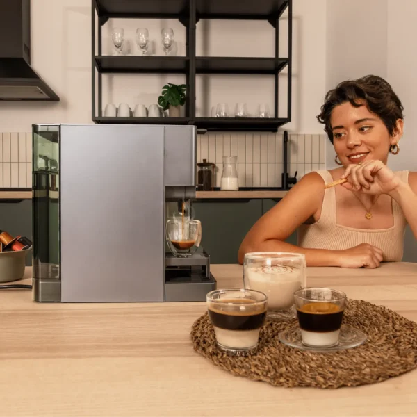 Imagen 8 Cafetera compacta 4 en 1 Cecotec FreeStyle Latte T. Compatible con Nespresso, Dolce Gusto, K-fee y café molido. Incluye tanque de leche para lattes y cappuccinos.
