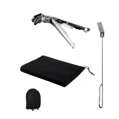 Set de accesorios DragonPack 6000 S para barbacoa kamado Cecotec DragonFire 6600 que muestra las pinzas, cubierta protectora, recolector de cenizas y expansor de parrilla