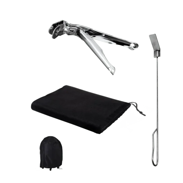 Set de accesorios DragonPack 6000 S para barbacoa kamado Cecotec DragonFire 6600 que muestra las pinzas, cubierta protectora, recolector de cenizas y expansor de parrilla