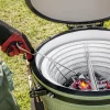 Imagen 4 El pack de accesorios DragonPack 6000 S para barbacoa kamado DragonFire 6600 de Cecotec incluye pinzas, cubierta, recolector de cenizas y expansor.