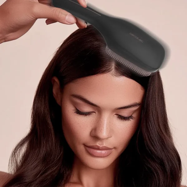 Imagen 5 Cepillo capilar HairCare Revitalize de Cecotec con 5 tecnologías: LLLT, EMS, iones y luz LED para regenerar cutículas y fortalecer el cabello de forma profesional.