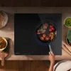Imagen 6 Optimiza tu cocina con la placa Cecotec Bolero Squad I 3600. 3 zonas, 7400W de potencia, control táctil invisible y función KeepWarm para resultados profesionales.