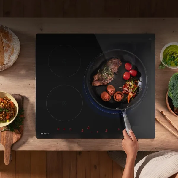 Imagen 6 Optimiza tu cocina con la placa Cecotec Bolero Squad I 3600. 3 zonas, 7400W de potencia, control táctil invisible y función KeepWarm para resultados profesionales.
