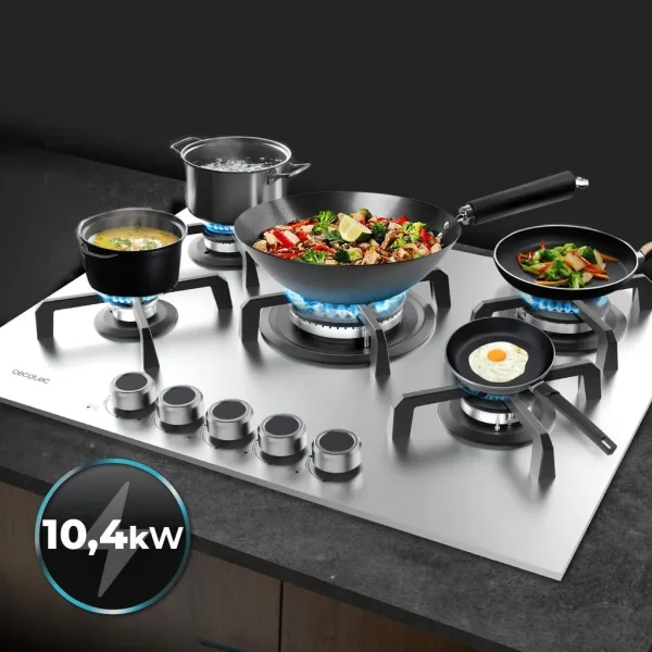 Imagen 8 Placa de gas de 5 fuegos con quemador de triple llama, superficie de acero inoxidable, parrillas de hierro fundido y autoencendido para una cocina profesional.