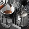 Imagen 8 Cafetera espresso barista Baristeo Classic de Cecotec. Con 20 bares de presión, sistema Thermoblock y manómetro para un café profesional de máxima calidad.