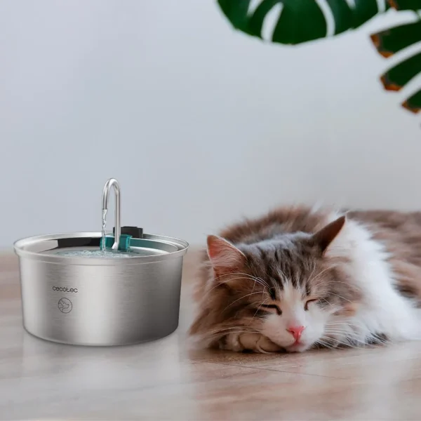 Imagen 8 Fuente automática para mascotas Pumba 3200 Refresh Inox de Cecotec. Capacidad de 3,2 litros, acero inoxidable y diseño de cascada para agua siempre fresca.