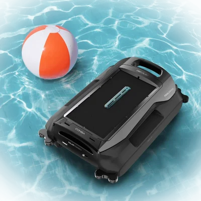 Robot limpiapiscinas de superficie Conga Pooldroid AquaSkater de Cecotec flotando y limpiando el agua de una piscina
