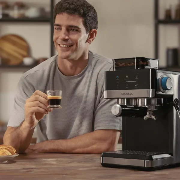 Imagen 8 Cafetera espresso Power Espresso 20 Grind de 1350 W con molinillo integrado, 20 bares de presión, sistema Thermoblock y depósito de agua de 2,5 litros.