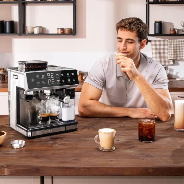Imagen 4 Cafetera espresso de 20 bares con molinillo integrado y depósito de leche. Tecnología Thermoblock para un calentamiento rápido y manómetro de control profesional.