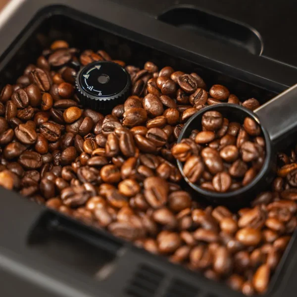 Imagen 8 Cafetera superautomática Cecotec Cremmaet Latte de 19 bares. Diseño compacto, molinillo integrado y sistema de leche para lattes y cappuccinos automáticos.